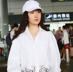 杨钰莹扮嫩很成功,葫芦辫配露肩碎花裙,美回24岁太水灵