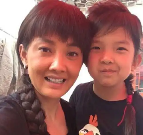 45岁牛莉一家近照,老公比郭冬临还帅,但是女儿长相一言难尽