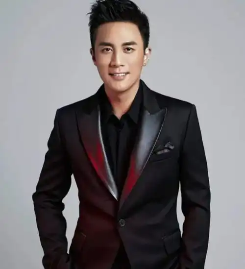 父亲是老戏骨,继母是知名演员,心疼离异的母亲,晚年仍孤身一人