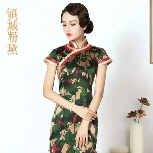 玫瑰印花旗袍,藏着女人所有的情思与诗意的梦