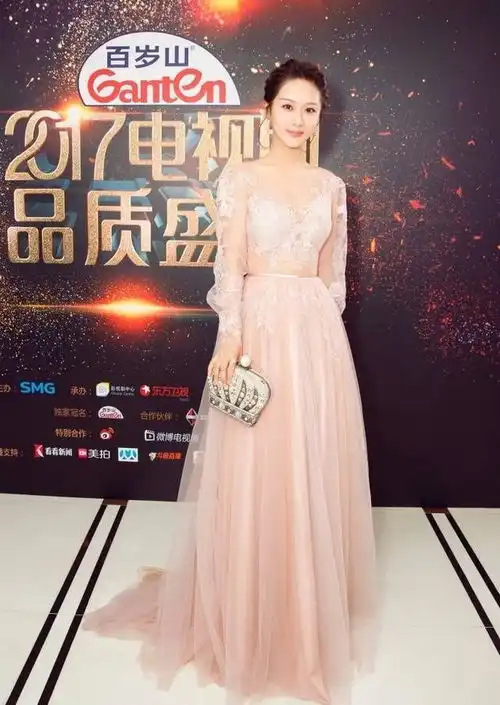 杨紫终于又穿仙女纱裙,一袭白纱裙美得仙气满满,越来越惊艳