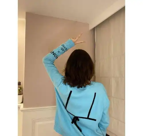 陈乔恩婚后越来越年轻了,穿白色荷叶衬衫配牛仔裤,跟大学生似的