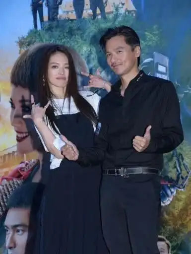 舒淇老公难得露面,大背头太痞帅,舒淇穿背带裙笑容甜蜜变小女人