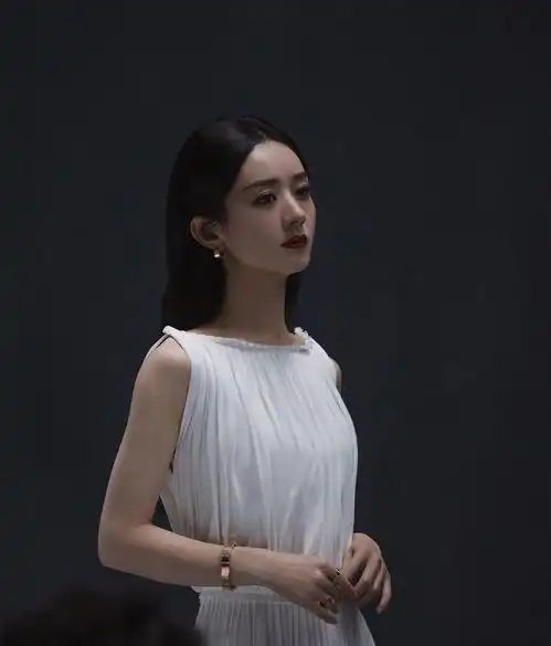 赵丽颖官宣离婚,活出自我的女人最美,礼服造型仙气飘逸