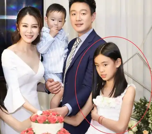 星二代的基因多优秀佟大为12岁女儿太逆天,腿长堪比超模比例