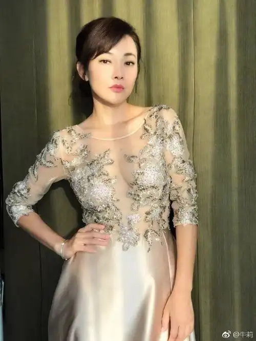 46岁牛莉自拍秀马甲线,身材如18岁少女,这还是郭冬临媳妇吗