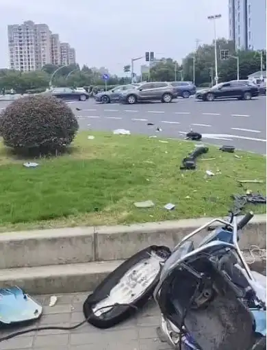 上海街头突发55岁女子驾车连撞3车后冲上绿化带,致2人受伤