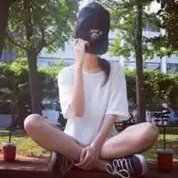 女生盘腿坐头像校服校服控少女盘腿坐的头像