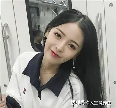 搞笑gif美女,你来健身房健身的,还是来跳手指舞的