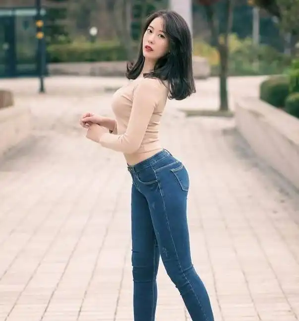 风格独特的牛仔裤美女,清秀唯美,打造高端气质女神范