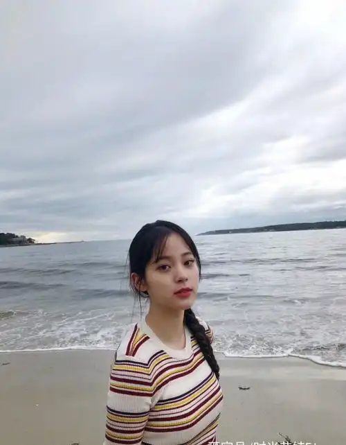 00后欧阳娜娜撞衫90后jennie,不愧是人间香奈儿还是略胜一筹