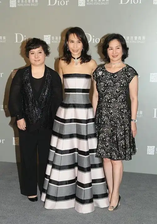 赌王二房3个女儿同框出席活动,超凤老气超葭平凡,何超琼最贵气