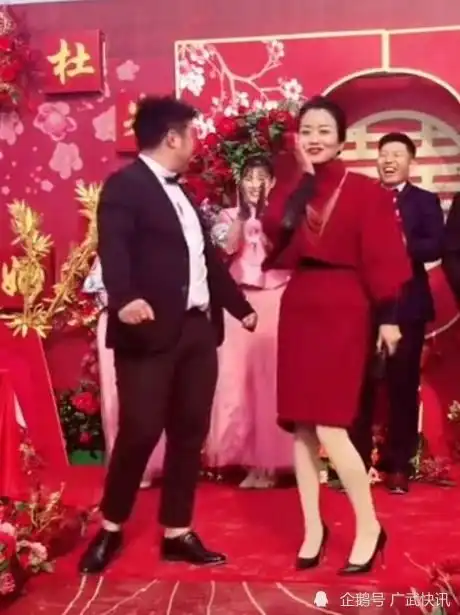 女司仪问伴郎现场你看上谁我看你就挺好