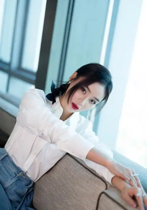 白衬衫配牛仔短裙,身材气质绝佳,好个性更添性感气息好身材尽显
