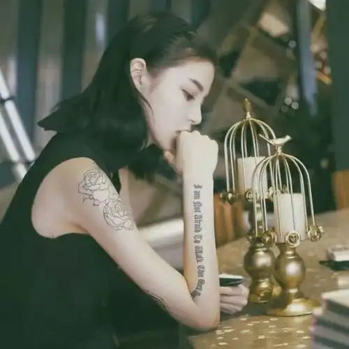 用眼泪谱的曲,