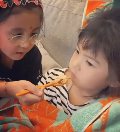 贾静雯带老公女儿回妈妈家吃年夜饭咘咘当好姐姐贴心喂妹妹吃饭