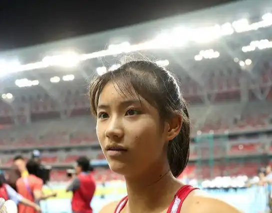 00后女生被称为女版刘翔,16岁打破全国纪录,看到颜值,快出道吧