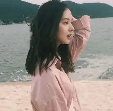 网易云热评小时候女生扳手腕,全班同学都笑话我力气小,却不知道我