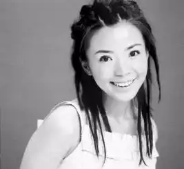 她是与董卿齐名的央视美女主播,曾五上春晚,虽有病痛却将欢乐带给千家万户