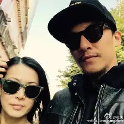 张震与妻子自拍照帅气戴墨镜秀恩爱