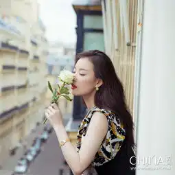 倪妮优雅长裙巴黎时装周看秀见证dior首位女设计师首秀