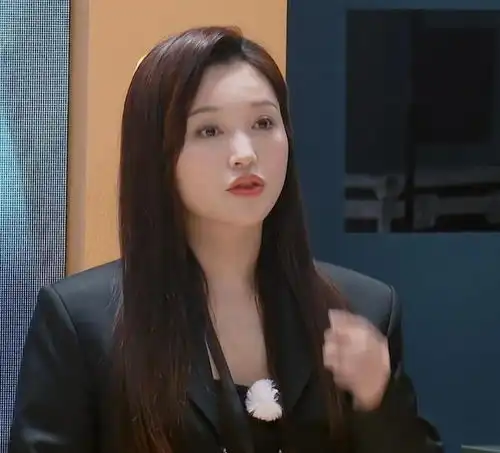 看了41岁金莎的这次表演,我发现中年女人反油腻比扮嫩更显气质