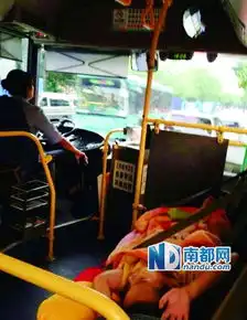 女司机边开公交车边带孩子5岁娃横睡车座上