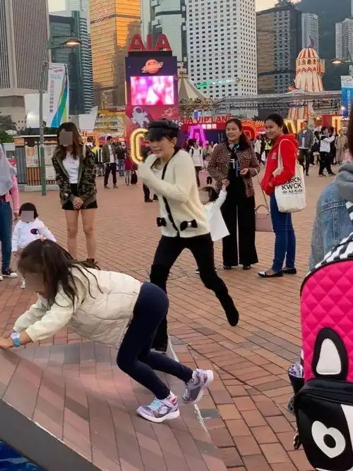 方媛二胎后更美了穿抹胸裙配上挑眼线,精致得似个真人芭比