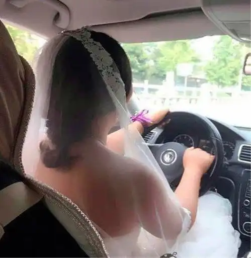 结婚日,婆婆送我金手镯,闺蜜一句话,我直接转身回娘家