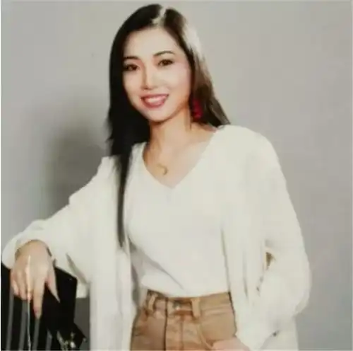 本以为蒋依依和妈妈已经很像了,直到看到宋祖儿简直复制黏贴
