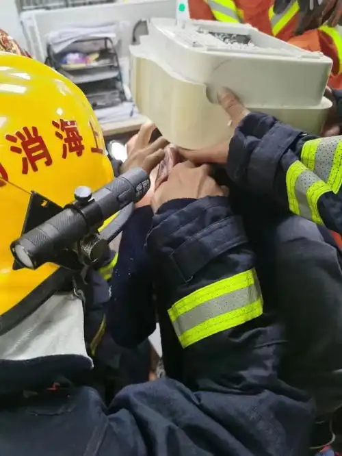 金山一名5岁女童头发卡入碎纸机民警消防合力救援