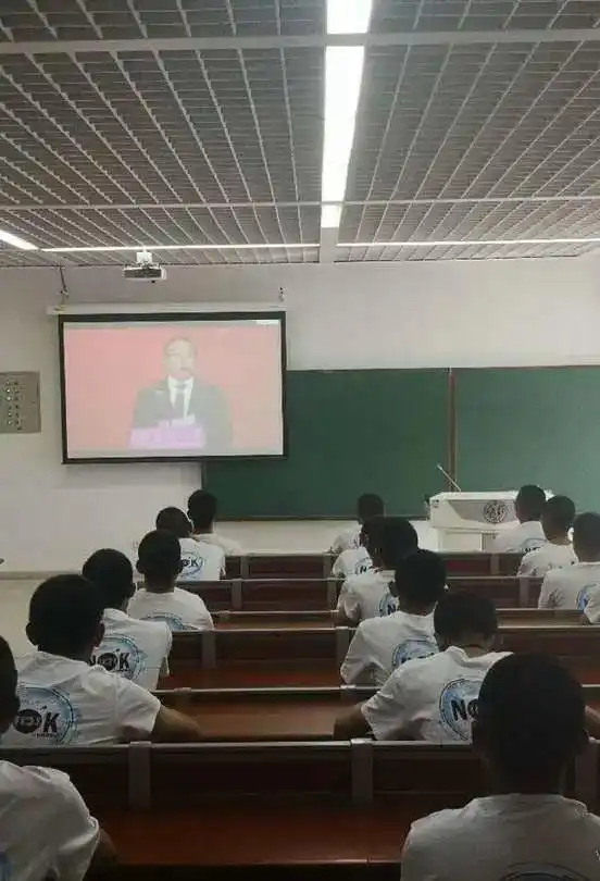 电光学院组织新生参与南开大学2020级新生开学典礼