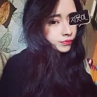迷人女生的自拍头像有多少人是在掩藏中度过