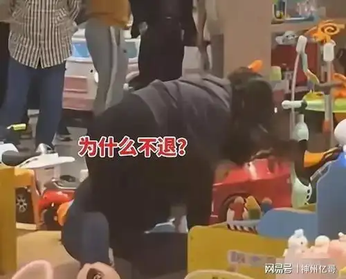 女子拿两年前买的东西去退货,店员不退遭女子扇耳光拳打脚踢