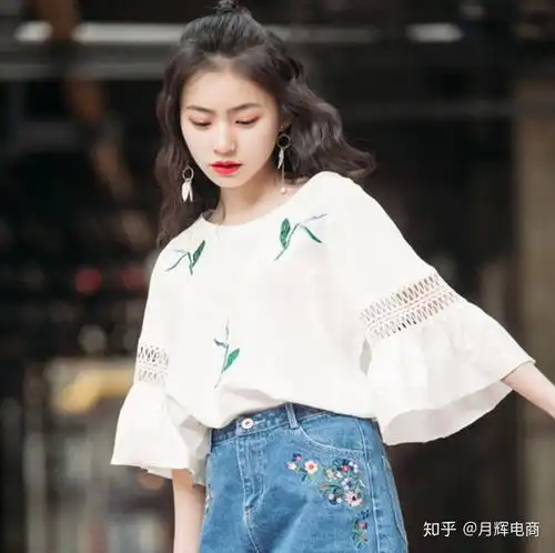 清新亮丽的t恤搭配,气场十足,整体造型既chic又不失设计感