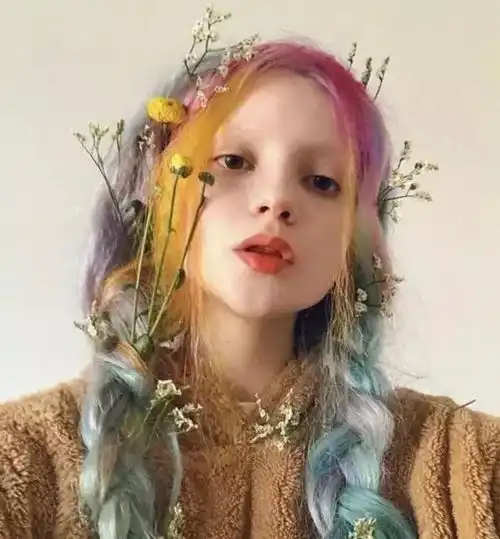 气哭所有90后秃头少女,这个19岁染发狂魔火了