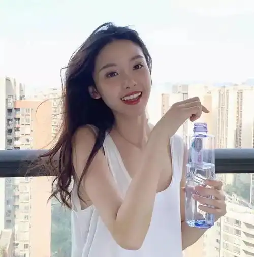 又一个被自残式整容手术毁掉的女孩,好可怕