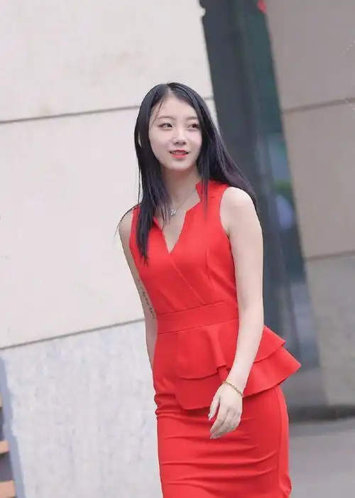 做一位淡雅美丽的女子,选气质长裙准没错,兼顾优雅和舒适