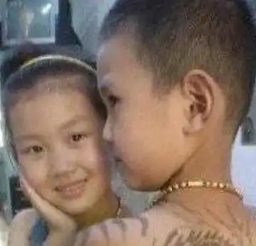 70后男女光棍比例曝光00后小学生跪地求爱