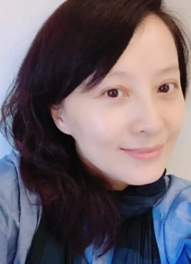 45岁可云与丈夫活成两代人,女儿长相高级,颜值不输妈妈
