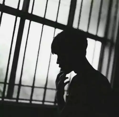 男子深夜回家,衣柜惊现一陌生男子,竟是妻子的