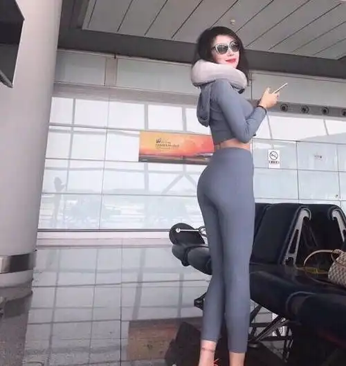 帅气有型的打底裤美女,年轻有气质,穿出知性女神范