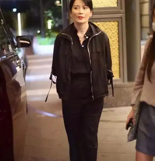 从不觉得俞飞鸿多好看,脖颈纹深的像老年人,气质全是靠营销吧