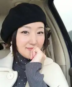 冻龄女神杨钰莹和花合影人比花还娇