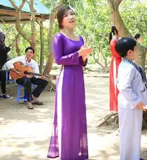 越南美女性感穿衣习俗旗袍开叉到腰图