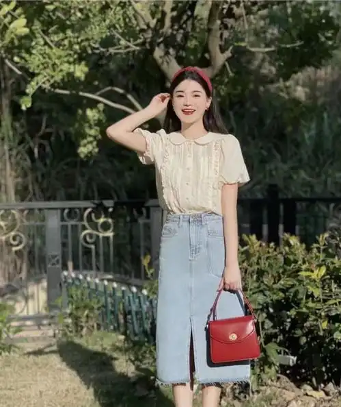 不装嫩仍高级,40岁女人穿衣别太素,试试这样穿,让你气质更出众