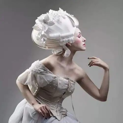 asyakozina纸雕的骏马,美女模特都得给它们当陪衬,到底是什么来头