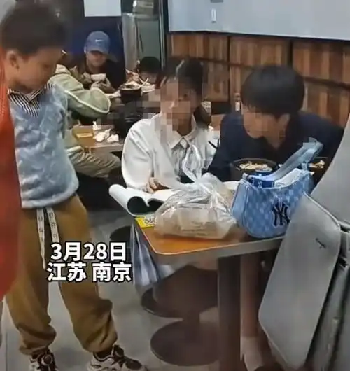 江苏南京一女子将店开在大学旁边,目的竟然是这样