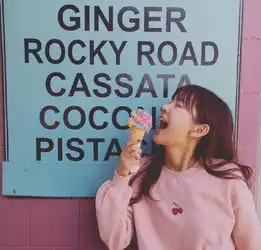张子萱吃冰淇淋卖萌