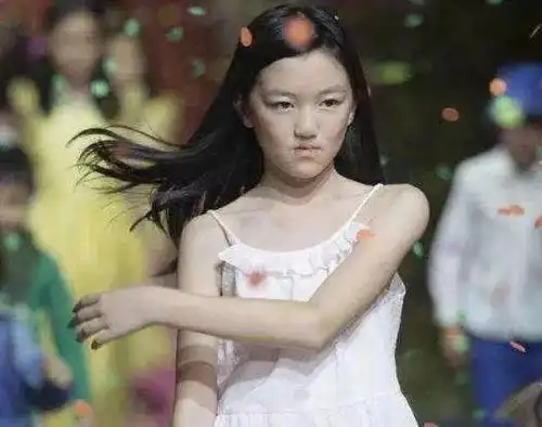 李亚鹏带女儿约会新女友全程葛优瘫尽显高冷气场,像极王菲